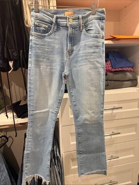 MOTHER Insider Crop Step Fray 
Light Wash Cropped Straight Jeans